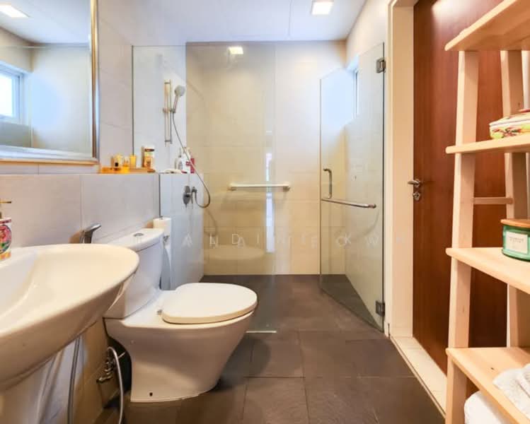Sunset Square / Sunset Way / Sunset Heights / Sunset Crescent, , 4 Bedrooms, 4,800 sqft, Detached House For Sale, by Geraldine Koh, 500151264 - Bathroom - PropertyGuru.com.sg