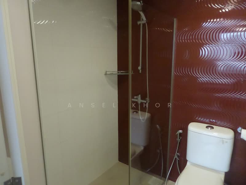 Rare 3Br CBD Residence with MRT at Your Doorstep, , 3 Bedrooms, 1,033 sqft, Apartment For Sale, by Ansel Khor, 500151287 - Bathroom - PropertyGuru.com.sg