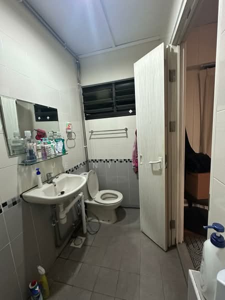 101 Clementi Street 14, 101 Clementi Street 14, 3 Bedrooms, 1,302 sqft, HDB Flat For Sale, by Jenny Low, 500151292 - Bathroom - PropertyGuru.com.sg