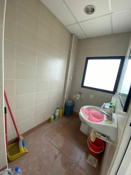 Tradehub 21, 18 Boon Lay Way, 1,109 sqft, Light Industrial (B1) For Rent, by Ben Chew, 500151296 - Bathroom - CommercialGuru.com.sg