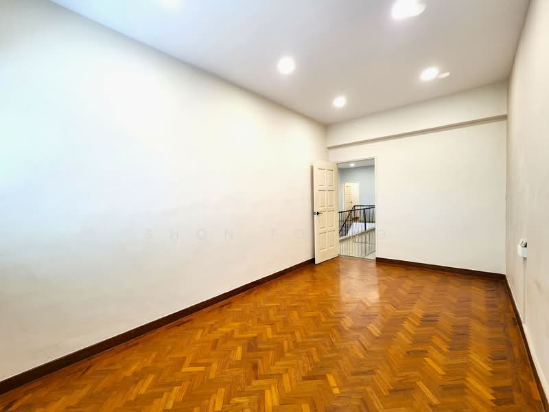 Beng Tong Mansion, , 4 Bedrooms, 1,765 sqft, Walk-up Apartment For Sale, by Shon Foong, 500151338 - Bedroom - PropertyGuru.com.sg
