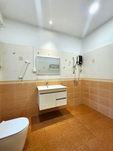 Beng Tong Mansion, , 4 Bedrooms, 1,765 sqft, Walk-up Apartment For Sale, by Shon Foong, 500151338 - Bathroom - PropertyGuru.com.sg