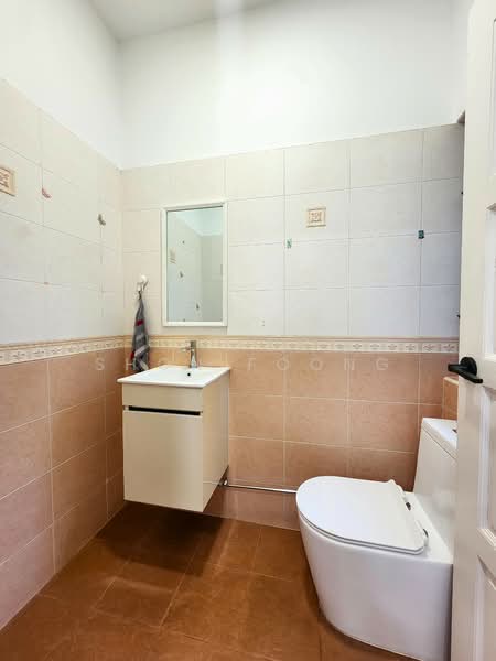 Beng Tong Mansion, , 4 Bedrooms, 1,765 sqft, Walk-up Apartment For Sale, by Shon Foong, 500151338 - Bathroom - PropertyGuru.com.sg