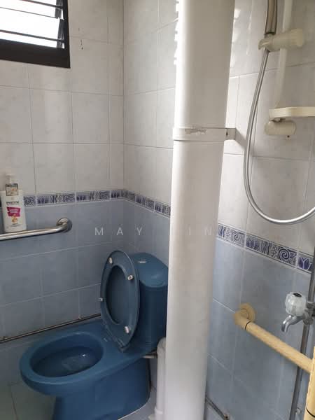 304 Clementi Avenue 4, 304 Clementi Avenue 4, Room Rental, 150 sqft, HDB Flat For Rent, by May Lin, 500151345 - Bathroom - PropertyGuru.com.sg