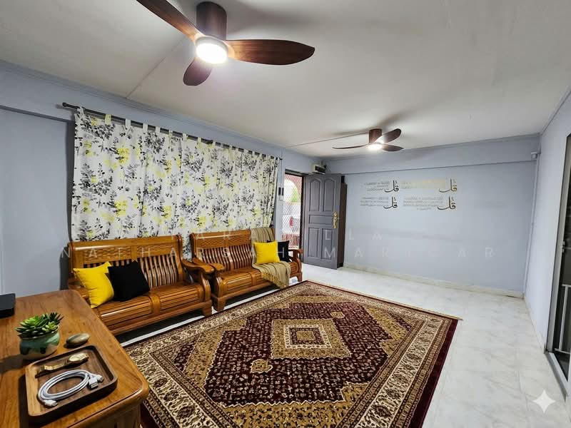 419 Jurong West Street 42, 419 Jurong West Street 42, 3 Bedrooms, 904 sqft, HDB Flat For Sale, by Faradilla Natharsah Maricar, 500151376 - Living Room - PropertyGuru.com.sg
