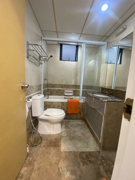 Regent Heights, 52 Bukit Batok East Avenue 5, 2 Bedrooms, 1,023 sqft, Condominium For Rent, by Alex Pandian, 500151377 - Bathroom - PropertyGuru.com.sg