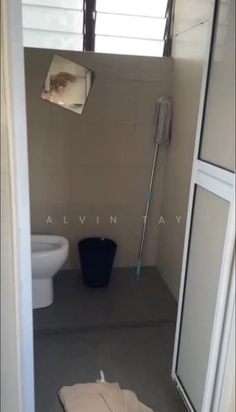 333 Clementi Avenue 2, 333 Clementi Avenue 2, 4 Bedrooms, 990 sqft, HDB Flat For Rent, by Alvin Tay, 500151401 - Bathroom - PropertyGuru.com.sg