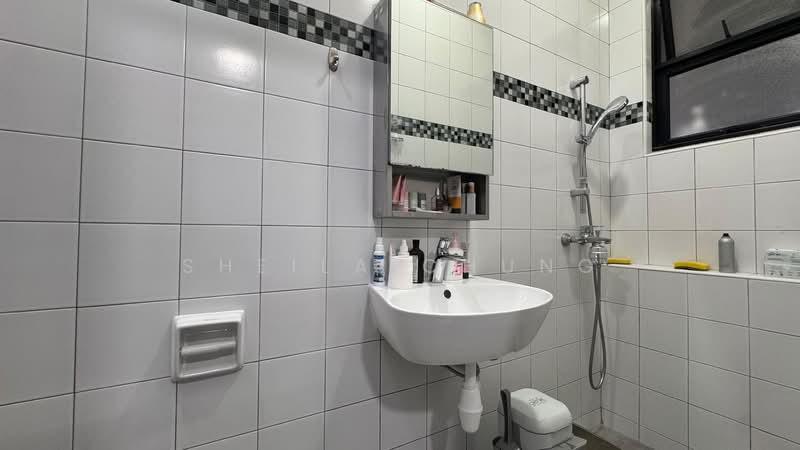 Chiselhurst Grove, Serangoon Garden | Chiselhurst Grove, 3 Bedrooms, 1,700 sqft, Corner Terrace For Rent, by Sheila Chung, 500151406 - Bathroom - PropertyGuru.com.sg