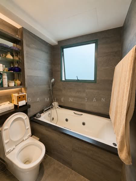 Palm Gardens, 2D Hong San Walk, 4 Bedrooms, 1,346 sqft, Condominium For Sale, by Damien Tan, 500151422 - Bathroom - PropertyGuru.com.sg