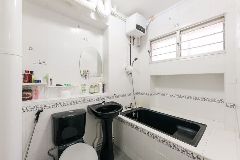 561 Choa Chu Kang North 6, 561 Choa Chu Kang North 6, 3 Bedrooms, 1,603 sqft, HDB Flat For Sale, by Gladwin Quek, 500151432 - Bathroom - PropertyGuru.com.sg