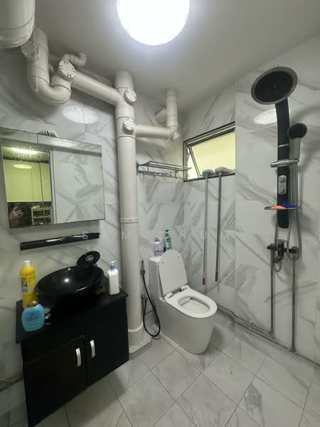 529 Jurong West Street 52, 529 Jurong West Street 52, 3 Bedrooms, 1,270 sqft, HDB Flat For Sale, by Sam Shum, 500151448 - Bathroom - PropertyGuru.com.sg