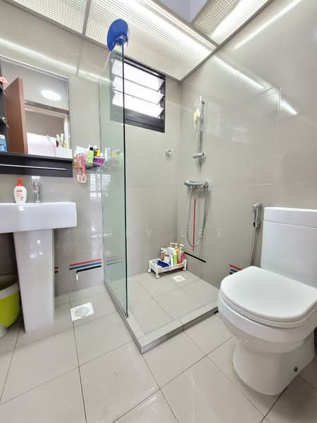 606A Tampines Street 61, 606A Tampines Street 61, 2 Bedrooms, 732 sqft, HDB Flat For Sale, by Tony Lee, 500151486 - Bathroom - PropertyGuru.com.sg