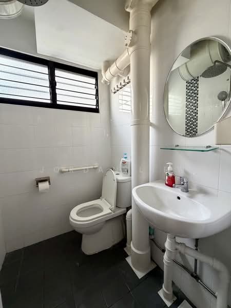 445 Ang Mo Kio Avenue 10, 445 Ang Mo Kio Avenue 10, 2 Bedrooms, 883 sqft, HDB Flat For Rent, by Jordan Liew, 500151610 - Bathroom - PropertyGuru.com.sg
