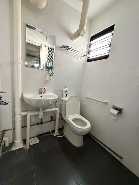 445 Ang Mo Kio Avenue 10, 445 Ang Mo Kio Avenue 10, 2 Bedrooms, 883 sqft, HDB Flat For Rent, by Jordan Liew, 500151610 - Bathroom - PropertyGuru.com.sg