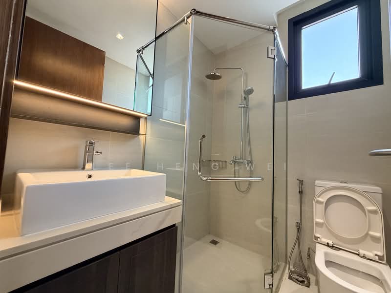 Jalan Jarak, Jalan Jarak, 6 Bedrooms, 5,255 sqft, Semi-Detached House For Sale, by Lee Heng Wei, 500151629 - Bathroom - PropertyGuru.com.sg