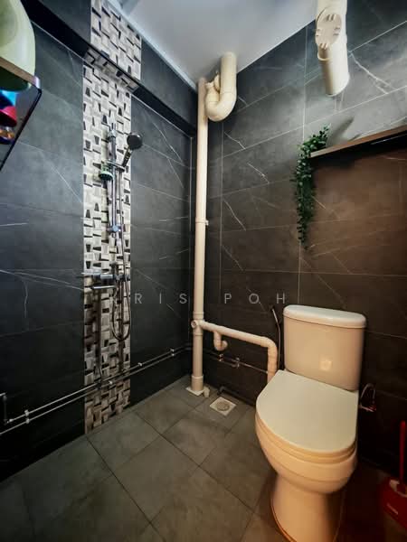443 Ang Mo Kio Avenue 10, 443 Ang Mo Kio Avenue 10, 2 Bedrooms, 882 sqft, HDB Flat For Sale, by Kris Poh, 500151695 - Bathroom - PropertyGuru.com.sg