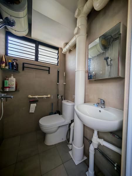 443 Ang Mo Kio Avenue 10, 443 Ang Mo Kio Avenue 10, 2 Bedrooms, 882 sqft, HDB Flat For Sale, by Kris Poh, 500151695 - Bathroom - PropertyGuru.com.sg