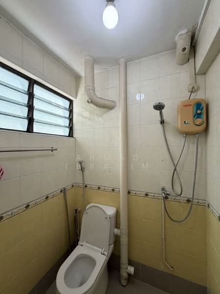 123 Yishun Street 11, 123 Yishun Street 11, 2 Bedrooms, 731 sqft, HDB Flat For Sale, by Ahmad Ibrahim, 500151728 - Bathroom - PropertyGuru.com.sg