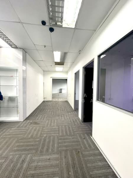 Sim Lim Square, 1 Rochor Canal Road, Beach Road / Bugis / Rochor, 1,400 sqft, Office For Rent, by Nicholas Xavier Gan, 500151729 - Corridor - CommercialGuru.com.sg