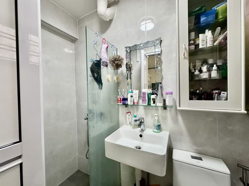 166 Bishan Street 13, 166 Bishan Street 13, 3 Bedrooms, 947 sqft, HDB Flat For Sale, by Tham Mei See, 500151744 - Bathroom - PropertyGuru.com.sg