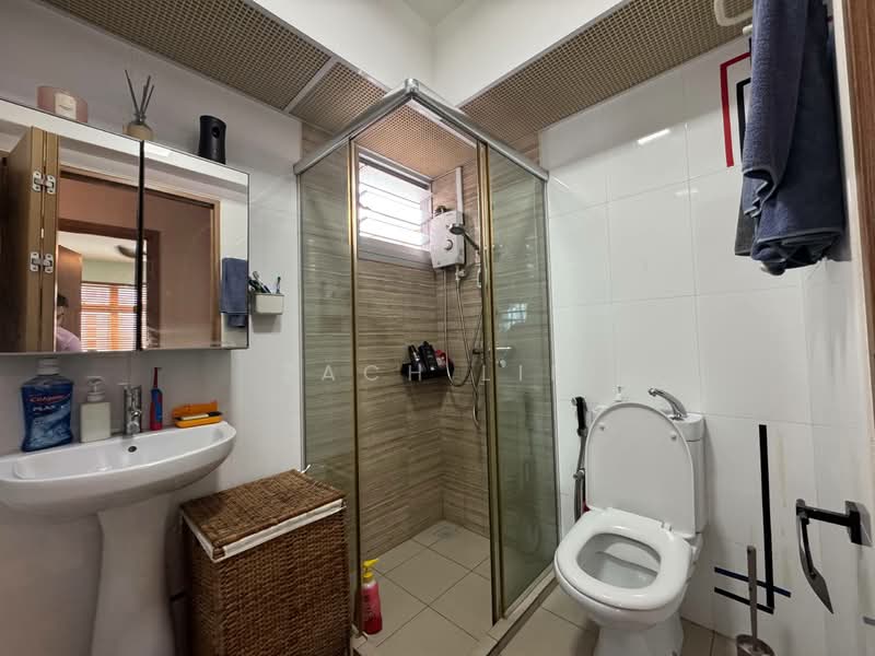 437A Bukit Batok West Avenue 5, 437A Bukit Batok West Avenue 5, 3 Bedrooms, 1,216 sqft, HDB Flat For Sale, by Zach Lin, 500151750 - Bathroom - PropertyGuru.com.sg