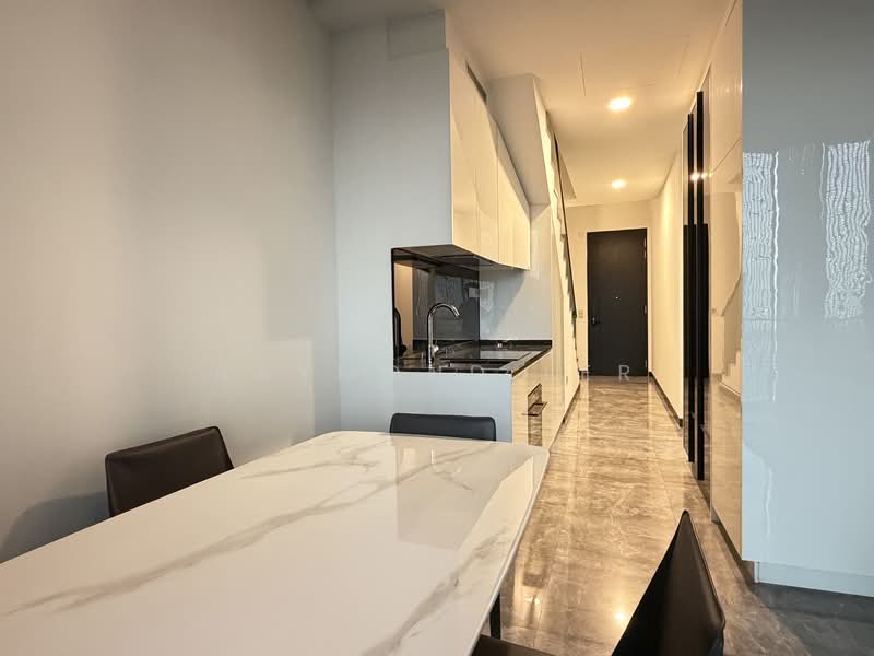 Midtown Bay, 122 Beach Road, 3 Bedrooms, 1,023 sqft, Condominium For Rent, by Raymond Ler, 500151759 - Kitchen - PropertyGuru.com.sg
