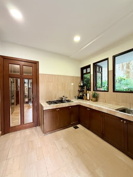 Rare Kew Estate 3-Storey Bungalow Offering Expansive Garden Space and a Pool, Kew, 6 Bedrooms, 11,644 sqft, Bungalow House For Sale, by Veann Lee 李慧瑜, 500151838 - Kitchen - PropertyGuru.com.sg