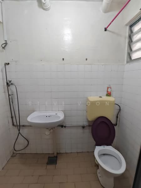 698 Hougang Street 61, 698 Hougang Street 61, 2 Bedrooms, 689 sqft, HDB Flat For Rent, by Steve Voon, 500151841 - Bathroom - PropertyGuru.com.sg
