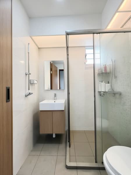 228B Punggol Field, 228B Punggol Field, 3 Bedrooms, 1,249 sqft, HDB Flat For Sale, by Xiang Rui Issey Lim, 500151897 - Bathroom - PropertyGuru.com.sg