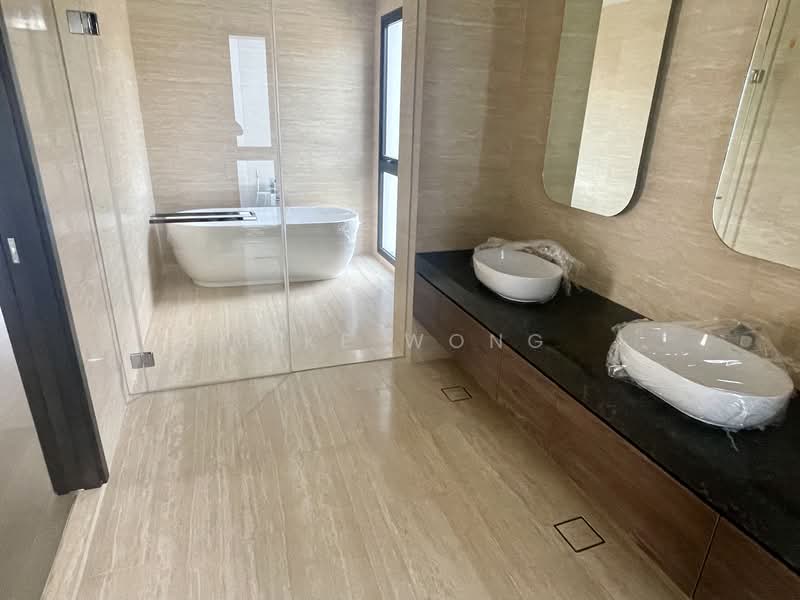 Brand New Huge 2.5 Sty Bungalow with basement pool & lift, Grove Drive, 5 Bedrooms, 12,109 sqft, Bungalow House For Sale, by Mike Wong, 500151905 - Bathroom - PropertyGuru.com.sg