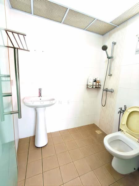 717A Woodlands Drive 70, 717A Woodlands Drive 70, 2 Bedrooms, 764 sqft, HDB Flat For Sale, by Yvonne Tham, 500151911 - Bathroom - PropertyGuru.com.sg