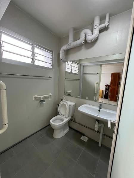 460 Pasir Ris Drive 4, 460 Pasir Ris Drive 4, 4 Bedrooms, 1,572 sqft, HDB Flat For Rent, by Felix Tan, 500152047 - Bathroom - PropertyGuru.com.sg