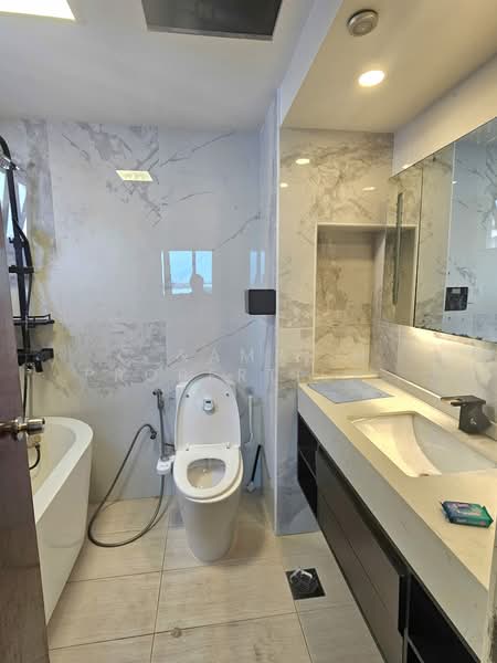 Kensington Park, 10 Kensington Park Drive, 3 Bedrooms, 1,668 sqft, Condominium For Sale, by LOUISA, 500152094 - Bathroom - PropertyGuru.com.sg
