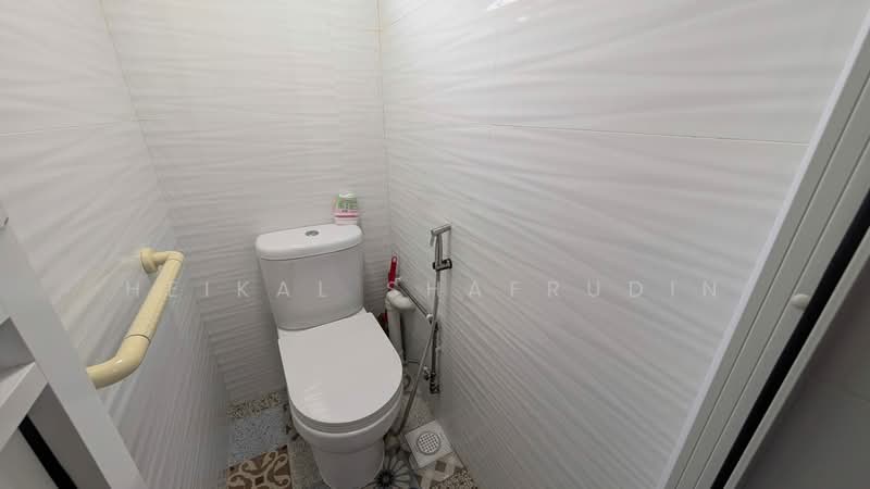 18 Marsiling Lane, 18 Marsiling Lane, 2 Bedrooms, 646 sqft, HDB Flat For Sale, by Heikal Shafrudin, 500152104 - Bathroom - PropertyGuru.com.sg