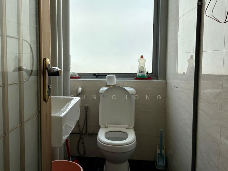 Wcega Plaza, 1 Bukit Batok Crescent, 2,368 sqft, Light Industrial (B1) For Sale, by John Chong, 500152107 - Bathroom - CommercialGuru.com.sg