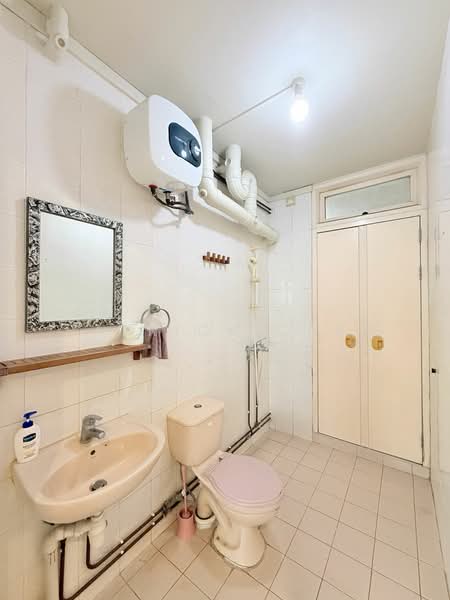 279 Toh Guan Road, 279 Toh Guan Road, 3 Bedrooms, 1,292 sqft, HDB Flat For Sale, by Patrick Chee, 500152140 - Bathroom - PropertyGuru.com.sg