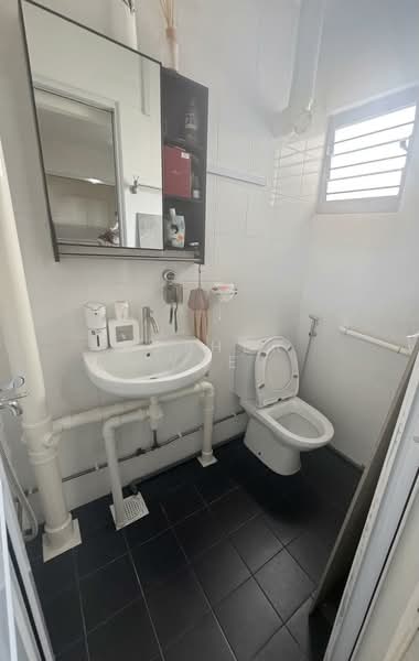 476 Ang Mo Kio Avenue 10, 476 Ang Mo Kio Avenue 10, 2 Bedrooms, 882 sqft, HDB Flat For Sale, by Esther Yee, 500152177 - Bathroom - PropertyGuru.com.sg