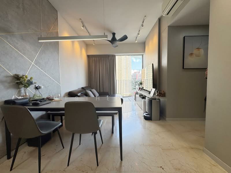 Queens Peak, 1 Dundee Road, 2 Bedrooms, 624 sqft, Condominium For Sale, by Esther Yee, 500152198 - Living Room - PropertyGuru.com.sg