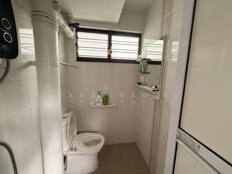 135 Bukit Batok West Avenue 6, 135 Bukit Batok West Avenue 6, 2 Bedrooms, 731 sqft, HDB Flat For Sale, by Hans (Hamid Salleh), 500152261 - Bathroom - PropertyGuru.com.sg