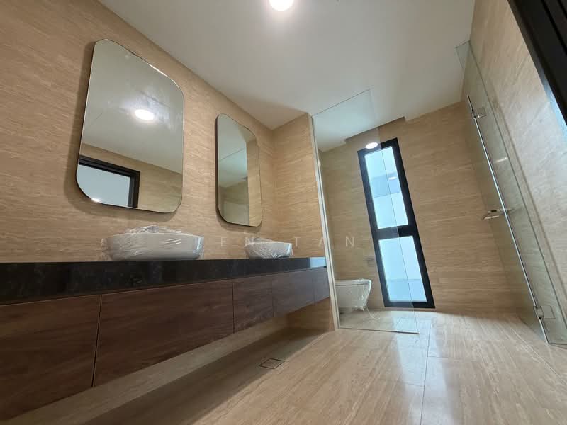 BRAND NEW 2.5 STOREY DETACHED GROVE DRIVE, , 5 Bedrooms, 12,000 sqft, Detached House For Sale, by Ken Tan, 500152292 - Bathroom - PropertyGuru.com.sg