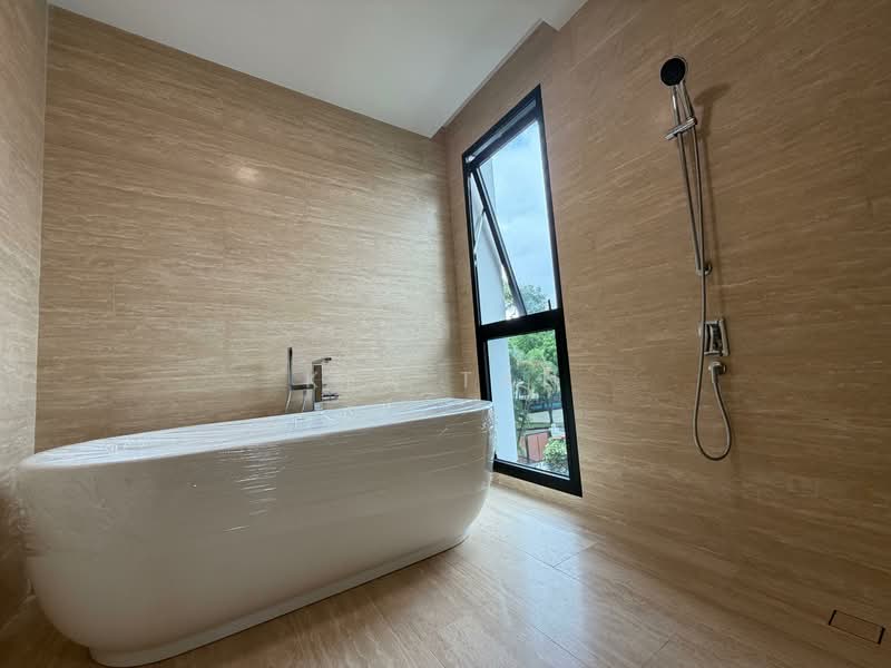 BRAND NEW 2.5 STOREY DETACHED GROVE DRIVE, , 5 Bedrooms, 12,000 sqft, Detached House For Sale, by Ken Tan, 500152292 - Bathroom - PropertyGuru.com.sg
