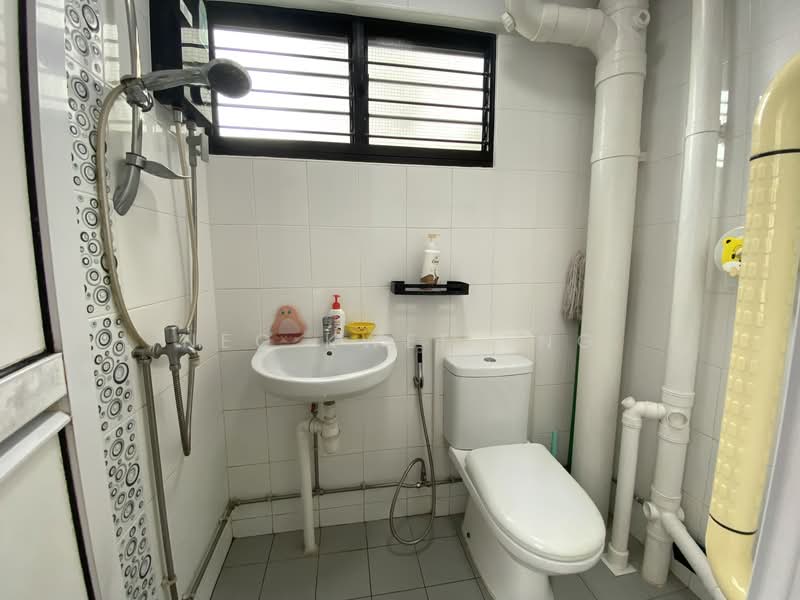 352 Hougang Avenue 7, 352 Hougang Avenue 7, 3 Bedrooms, 1,001 sqft, HDB Flat For Sale, by Neo Kwee Eng, 500152300 - Common Bathroom - PropertyGuru.com.sg