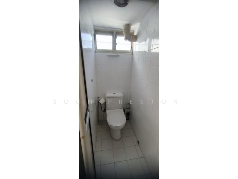 33 Marine Crescent, 33 Marine Crescent, 2 Bedrooms, 818 sqft, HDB Flat For Rent, by Soon Preston, 500152314 - Bathroom - PropertyGuru.com.sg