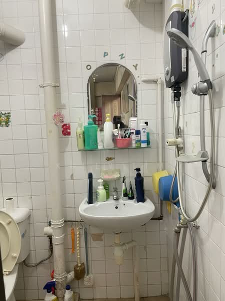 109 Serangoon North Avenue 1, 109 Serangoon North Avenue 1, 3 Bedrooms, 980 sqft, HDB Flat For Sale, by Kelly Lim, 500152322 - Bathroom - PropertyGuru.com.sg