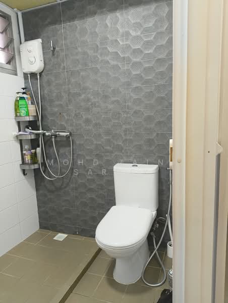 443B Bukit Batok West Avenue 8, 443B Bukit Batok West Avenue 8, 3 Bedrooms, 990 sqft, HDB Flat For Sale, by Mohd Zaini Sardek, 500152373 - Bathroom - PropertyGuru.com.sg