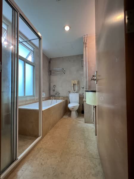 Queens, 10 Stirling Road, 3 Bedrooms, 1,195 sqft, Condominium For Rent, by Spencer Ng, 500152396 - Bathroom - PropertyGuru.com.sg