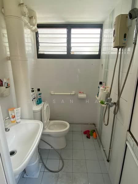 587 Cheng San Court, 587 Ang Mo Kio Avenue 3, 2 Bedrooms, 730 sqft, HDB Flat For Rent, by Su-san Han, 500152401 - Bathroom - PropertyGuru.com.sg