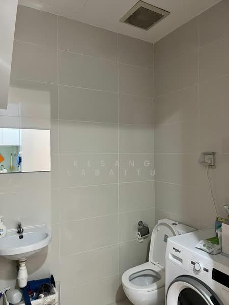The Lenox, 398 Changi Road, 2 Bedrooms, 775 sqft, Condominium For Sale, by Kesang Labattu, 500152407 - Bathroom near Kitchen - PropertyGuru.com.sg
