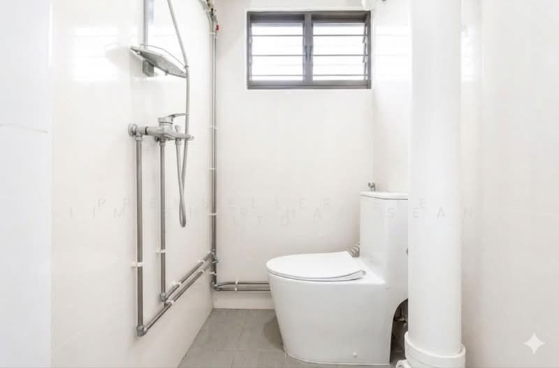 439 Yishun Avenue 11, 439 Yishun Avenue 11, 3 Bedrooms, 904 sqft, HDB Flat For Sale, by Lim Sher Han Sean, 500152465 - Common  Bathroom - PropertyGuru.com.sg