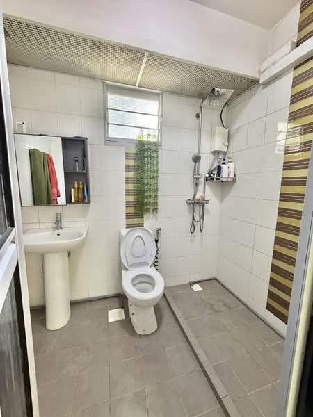 673A Edgefield Plains, 673A Edgefield Plains, 3 Bedrooms, 90 sqft, HDB Flat For Sale, by Susan Mariam (Amboi), 500152467 - Master Bathroom - PropertyGuru.com.sg